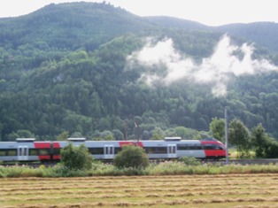 Hier, der den Bernsteinkaufleuten noch nicht bekannte "Eisenweg", 
auf dem ein Zug aus Micheldorf f�hrt.
